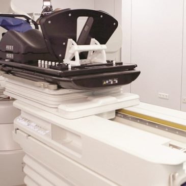 Técnicos de Diagnóstico e Terapêutica (área da Radioterapia) operam o equipamento tecnicamente mais avançado da sua geração a chegar ao Serviço Nacional de Saúde